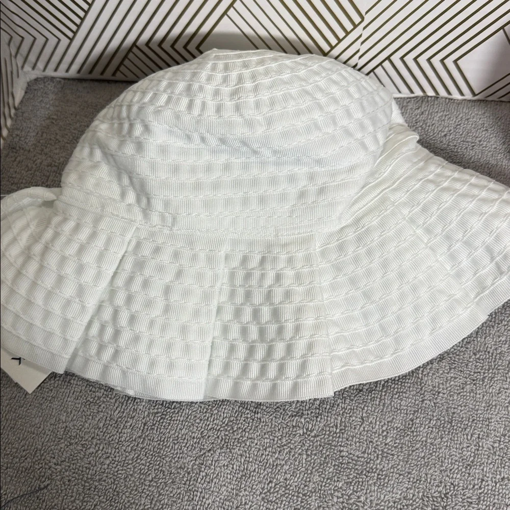 Janie and Jack hat‎ NWT White bucket Hat with bow and pleats and elephant rattle
